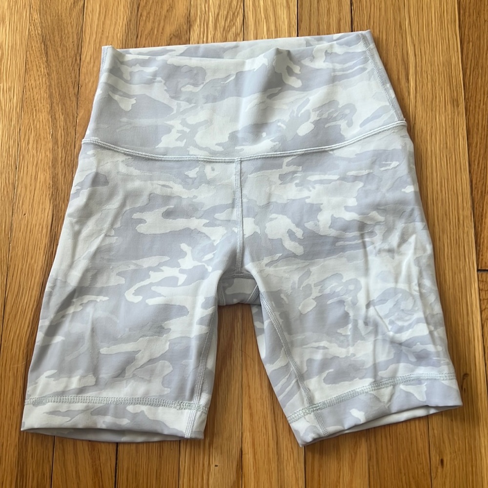 NWOT lululemon wunder under bike shorts ribbed camo